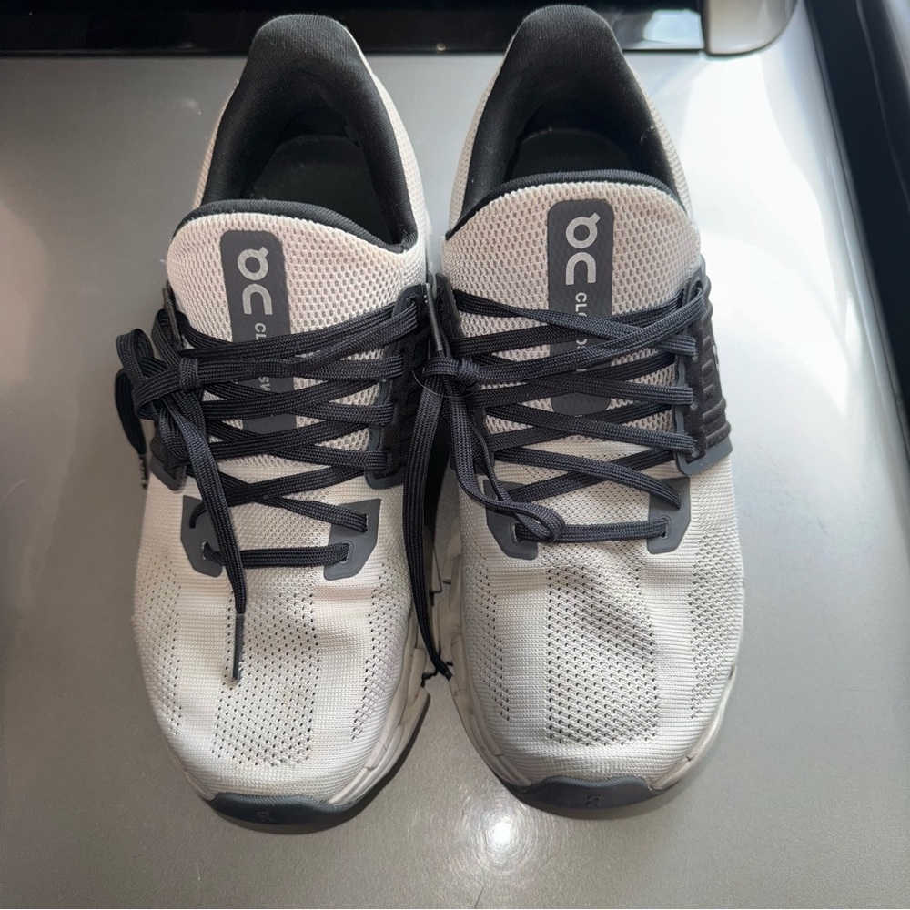 On Running Swift Athletic Shoes with Cloud Technology